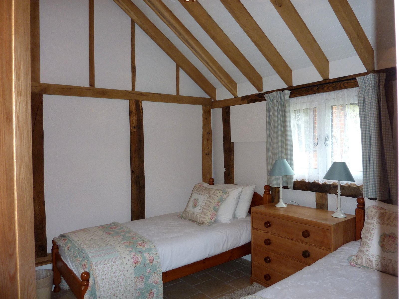 Pyesmead Farm self catering - Oak Apple barn bedroom